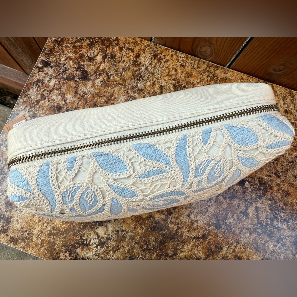 Revive Vintage Lace Cosmetic Bag - Picture 7 of 10